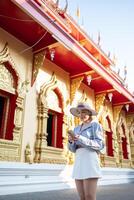 viajero asiático mujer de viaje y caminando en Bangkok chiang mai templo, tailandia, mochilero hembra sensación contento gasto relajarse hora en fiesta viaje foto