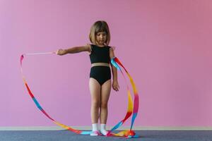 estética de gimnasia. rosa, negro y oro colores. arco iris cinta foto