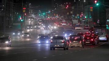 noche coche tráfico en central calles en tula, Rusia - octubre 18, 2021 video