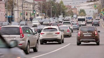 carro tráfego dentro central rua do tula, Rússia - setembro 23, 2021 video
