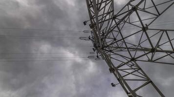 hora lapso ver de nubes flotando terminado un eléctrico torre. un estático disparo, amplio ángulo. video