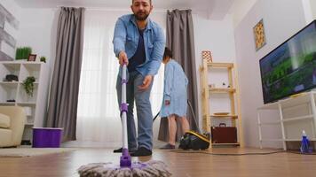 niedrig Winkel von Mann Reinigung das Leben Zimmer Fußboden mit Mopp. video