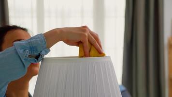 schließen oben schleppend Bewegung Schuss von Frau Abstauben das Schlafzimmer Lampe video