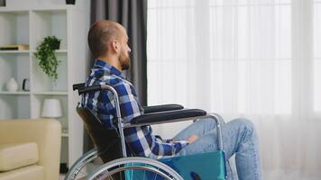 inválido depressivo jovem homem sentado em cadeira de rodas . video