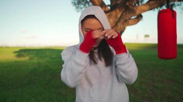 uma mulher é praticando boxe dentro a parque video