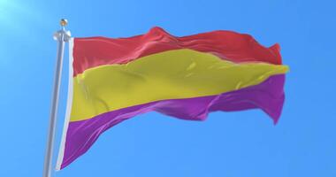 bandera de el república de España ondulación a viento con azul cielo, lazo video