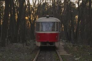 Clásico tranvía quedarse en un ferrocarril estación. foto