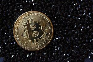 dorado bitcoin en un negro joyas. oro moneda de criptomoneda foto