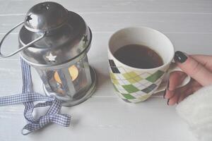 mujer mano tomar un taza de té. foto