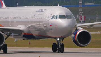Moscou, russe fédération - juillet 29, 2021 - commercial avion Airbus a321 de aéroflot avec Nom a.gomelsky roulage à sheremetievo aéroport, moyen tir, poste de pilotage, côté vue video