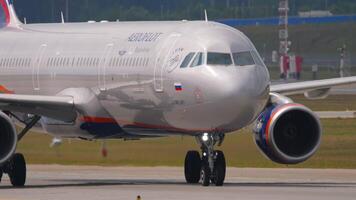 Moskou, Russisch federatie - juli 29, 2021 - reclame vliegtuig luchtbus a321 van aeroflot met naam a.gomelsky taxiën Bij sheremetyevo luchthaven, medium schot, stuurhut, kant visie video