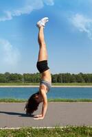 joven Deportes niña haciendo yoga cabeza abajo foto