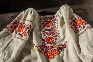 ucranio ropa bordado camisa. rojo naranja y negro hilos antecedentes. vyshyvanka es un símbolo de Ucrania. bordado cruzar puntadas. nacional ucranio puntada. tradicional ropa símbolo foto