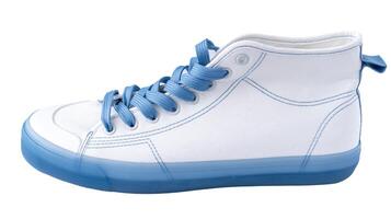 blanco zapatillas con azul cordones Deportes casual Zapatos aislado en blanco antecedentes. foto