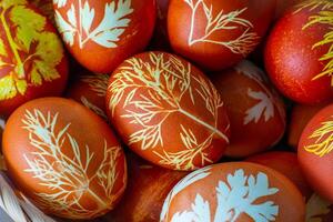 Pascua de Resurrección huevos teñido con cebolla cáscara, eneldo y perejil. natural eco tintes. huevo en el mesa parte superior ver comida antecedentes. foto