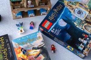Lego constructor caja establecido en el Harry alfarero libros por jk remar. castillo y minimen. juego conjunto para niños y aficionados. Ucrania, Kiev - enero 17, 2024. foto