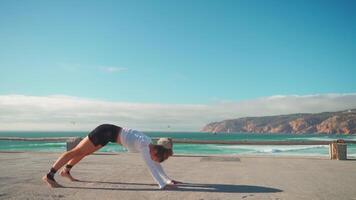 un mujer haciendo yoga por el Oceano video