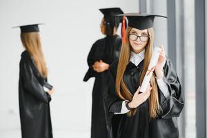 retrato de multirracial graduados participación diploma foto