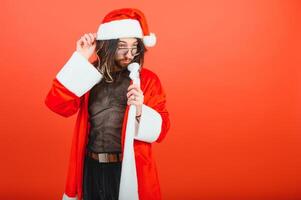 nuevo años lgbt fiesta. un gay hombre en un Papa Noel traje. concepto de igualdad. foto