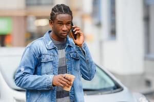 africano americano hombre cargando su eléctrico coche. foto