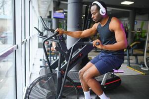 sano africano americano hombre hacer ejercicio en gimnasio foto