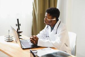 simpático africano americano médico en moderno oficina foto