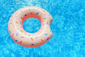 hipster rociado rosquilla flotador en soleado piscina antecedentes Derecho abajo en brillante claro piscina agua foto