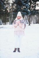 Hermoso retrato de invierno de mujer joven en el paisaje nevado de invierno foto