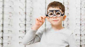 chico con juicio marco. niño paciente a cheque visión en oftalmológico clínica foto