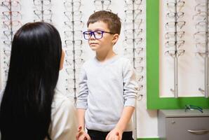 madre con linda hijo. familia comprar lentes. foto