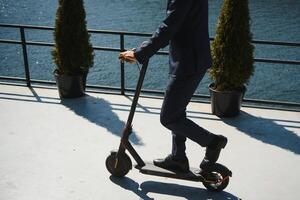 joven africano empresario montando un eléctrico scooter foto