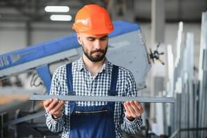 fábrica trabajador medidas el metal perfil foto