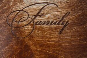 inscripción familia en un de madera superficie foto
