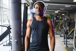 africano americano hombre trabajando fuera en el gimnasia. foto