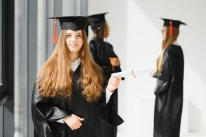 retrato de multirracial graduados participación diploma foto