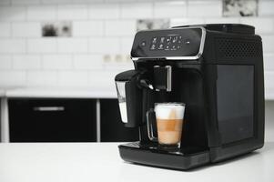 moderno café máquina en mesa en cocina foto