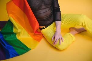 joven, hermoso gay hombre en un de colores antecedentes en el estudio. lgbt concepto. foto