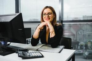 retrato de sonriente moderno negocio mujer en oficina foto