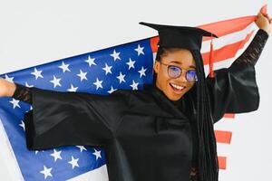 contento hembra estudiante con Estados Unidos bandera antecedentes. estudiando en Estados Unidos conceptual foto