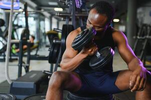 sano africano hombre trabajando fuera con pesas en gimnasio foto