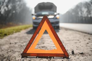 triste hombre cerca roto coche buscando ayuda en campo foto