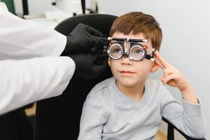 alegre niño chico en lentes cheques ojo visión pediátrico oftalmólogo foto