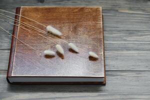 lujo de madera foto libro en natural antecedentes. familia recuerdos fotolibro. salvar tu verano vacaciones recuerdos. foto álbum Boda album de fotos con de madera cubrir.