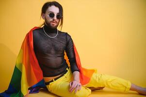 joven, hermoso gay hombre en un de colores antecedentes en el estudio. lgbt concepto. foto