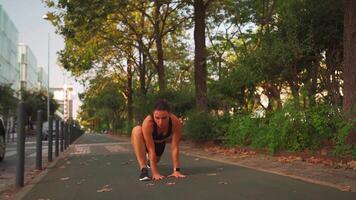 uma mulher é aquecimento acima em a lado do uma estrada video