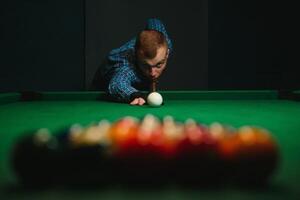 hombre jugando billar en un club foto