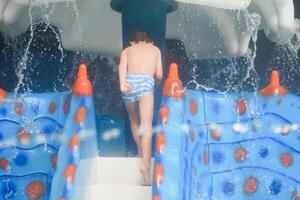 chico teniendo divertido en agua parque foto