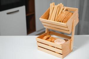 arte de madera plato para almacenamiento un pan o vegetales en el cocina foto