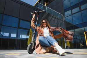 joven hermosa mujer montando un eléctrico scooter a trabajar, moderno chica, nuevo generación, eléctrico transporte, ecología, ecológico transporte, atardecer, eléctrico patineta. foto