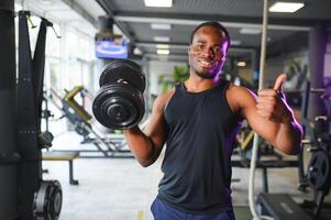 africano americano hombre trabajando fuera en el gimnasia. foto